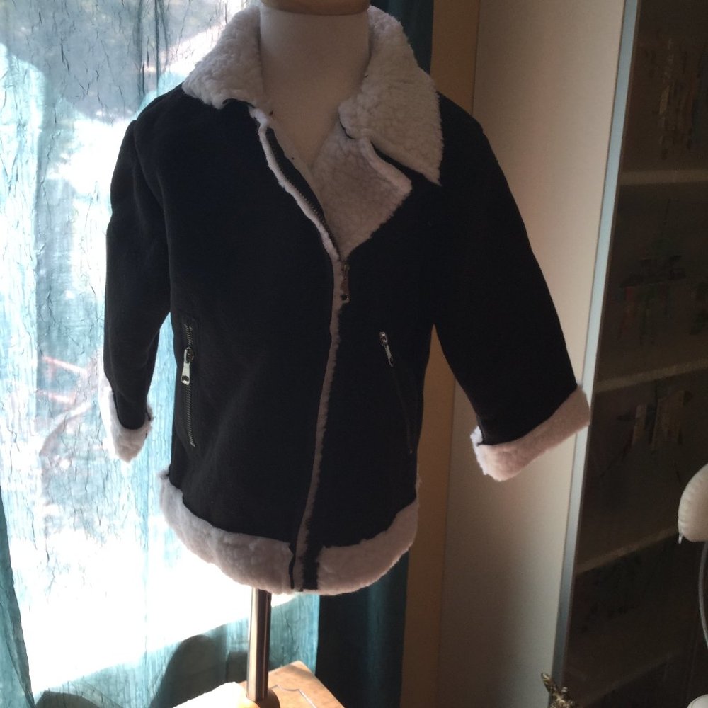 New with tags faux Sherpa lined fall jacket super cute size 3/4 black with White
